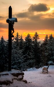 Gipfelkreuz im Sonnenuntergang